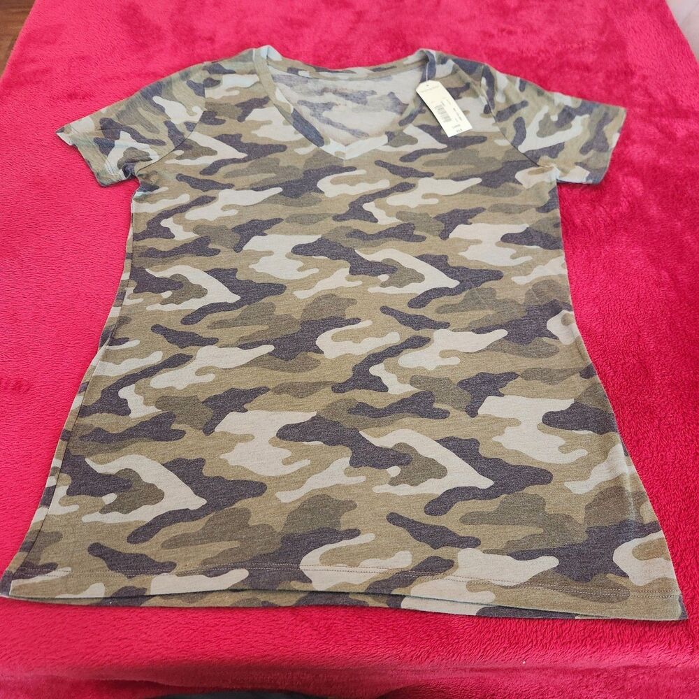 NWT Arizona Jeans Camo V Neck top Juniors Size Large